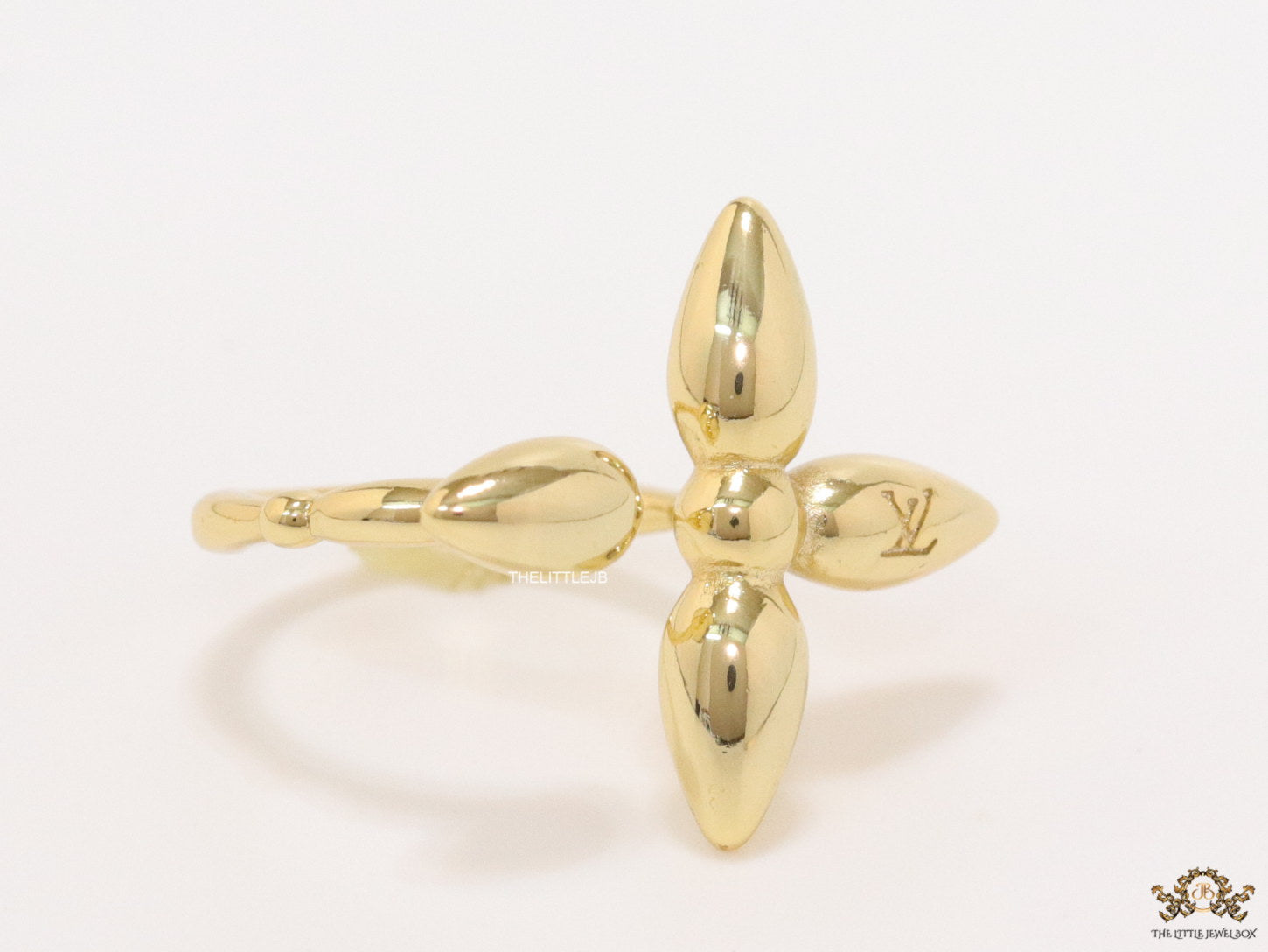 Open flower ring in golden finish