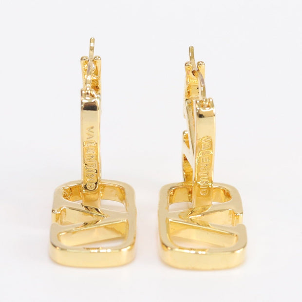 Alphabet V interlocked hoops in gold finish