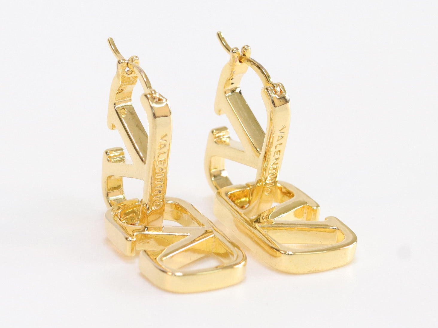 Alphabet V interlocked hoops in gold finish