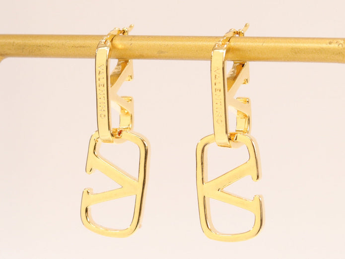 Alphabet V interlocked hoops in gold finish