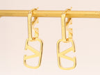 Alphabet V interlocked hoops in gold finish