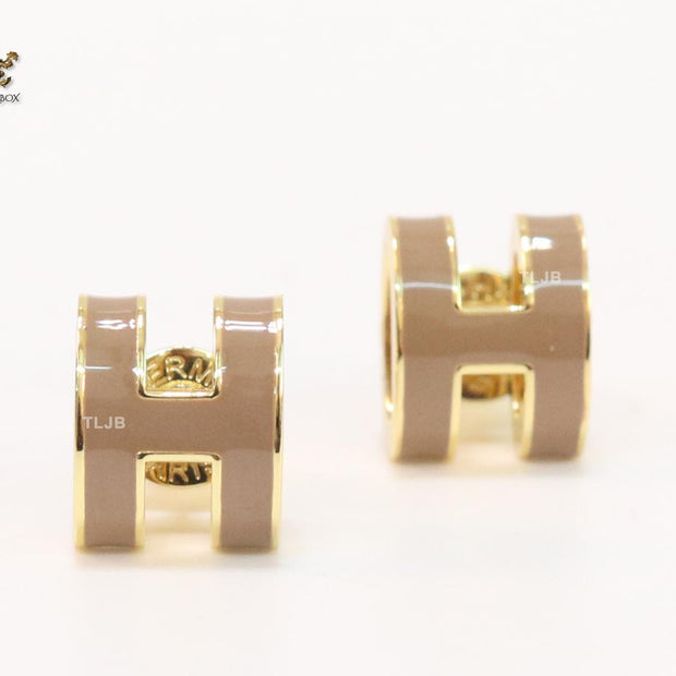 Alphabet H enamel studs- Brown