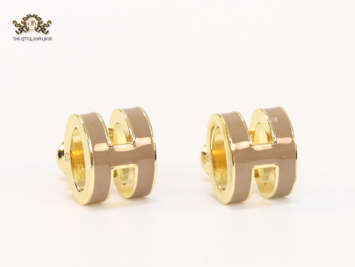 Alphabet H enamel studs- Brown