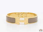 Alphabet H 12 mm Grey Brown bracelet with gold accents