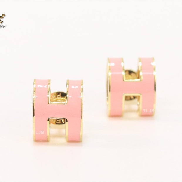 Alphabet H enamel studs- Baby pink