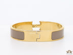 Alphabet H 12 mm Grey Brown bracelet with gold accents