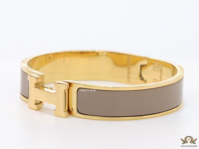 Alphabet H 12 mm Grey Brown bracelet with gold accents