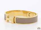 Alphabet H 12 mm Grey Brown bracelet with gold accents