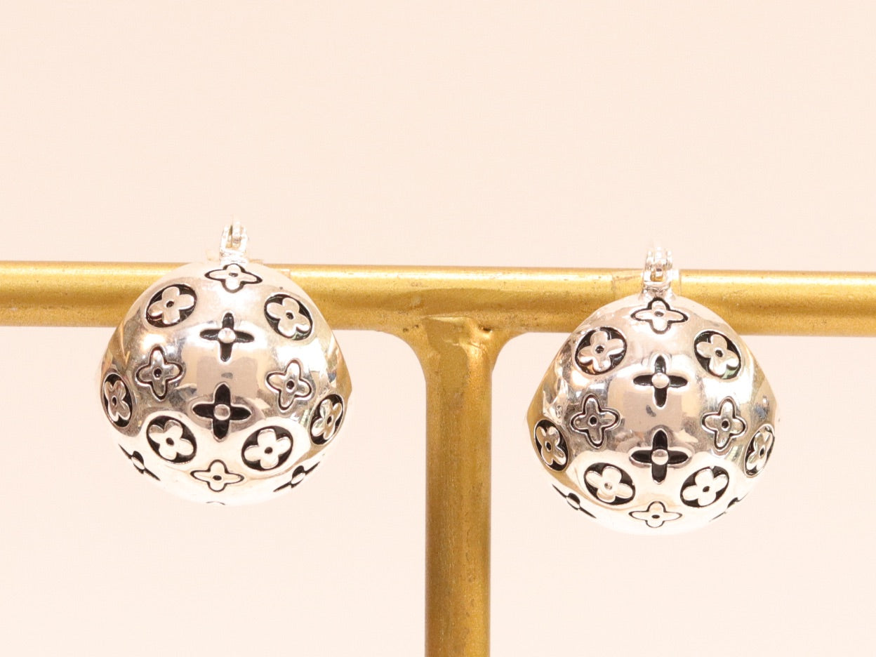 Alphabet L and V black embossed round small earring in silver finish