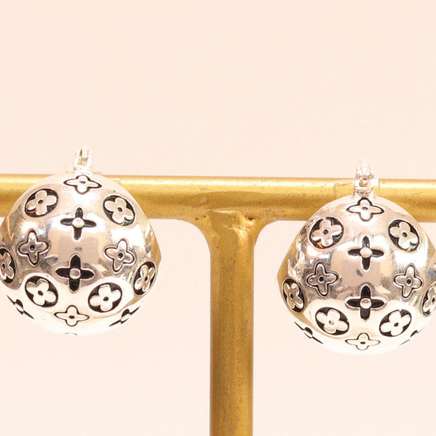 Alphabet L and V black embossed round small earring in silver finish