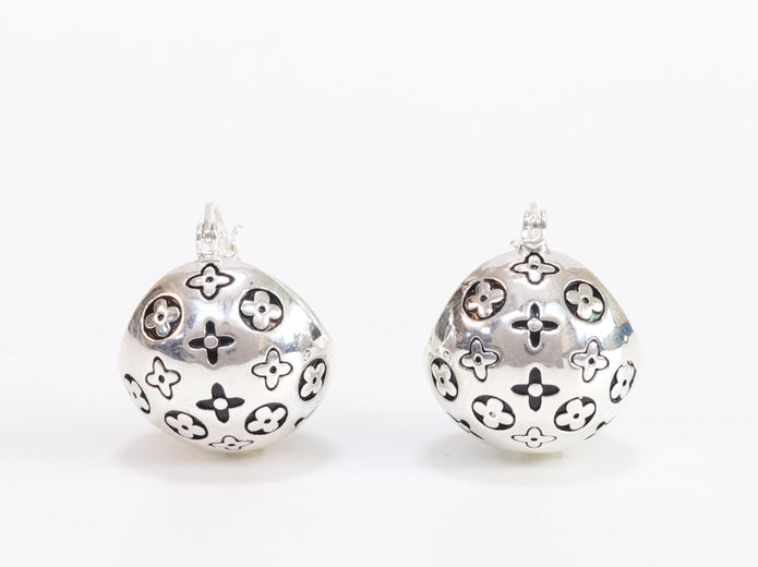 Alphabet L and V black embossed round small earring in silver finish
