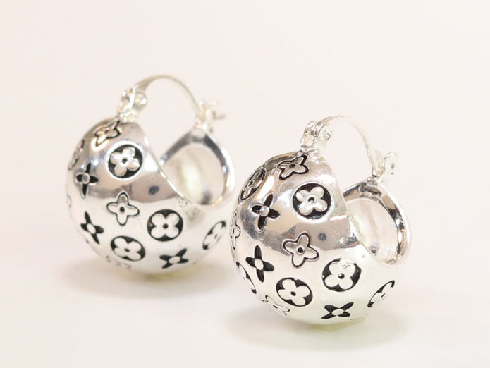 Alphabet L and V black embossed round small earring in silver finish