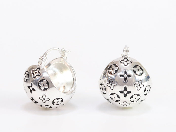 Alphabet L and V black embossed round small earring in silver finish