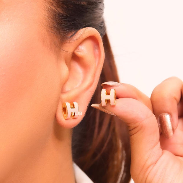 Alphabet H enamel studs- Baby pink