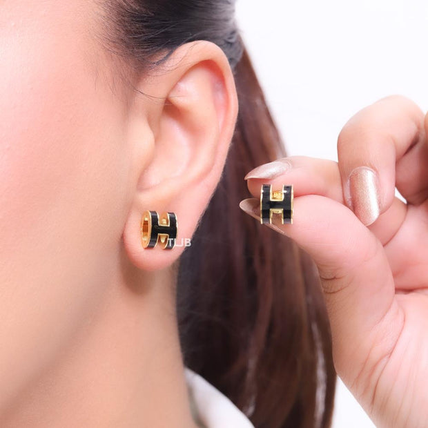 Alphabet H enamel studs- Black