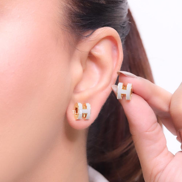 Alphabet H enamel studs- Grey