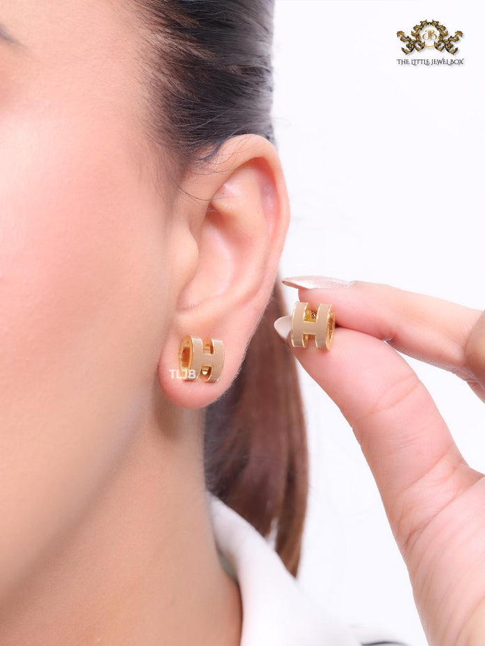Alphabet H enamel studs- Brown
