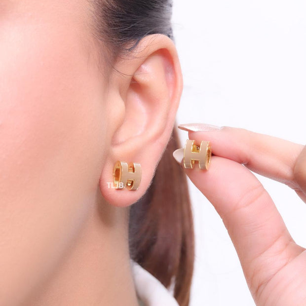 Alphabet H enamel studs- Brown