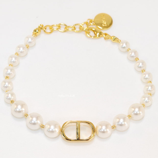 White pearl bracelet with gold plated alphabet motif