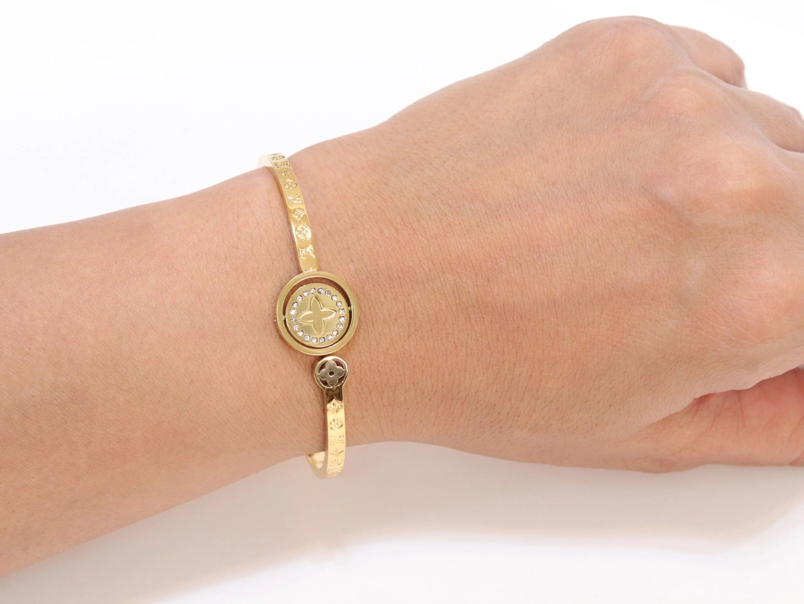 Alphabet LV Sleek bracelet in gold finish
