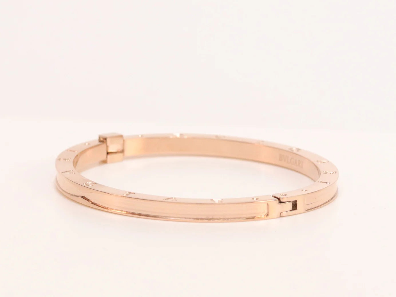 Alphabet B Sleek bracelet in rose gold finish
