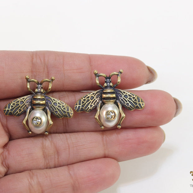 Bee shape stud earrings with shell pearl