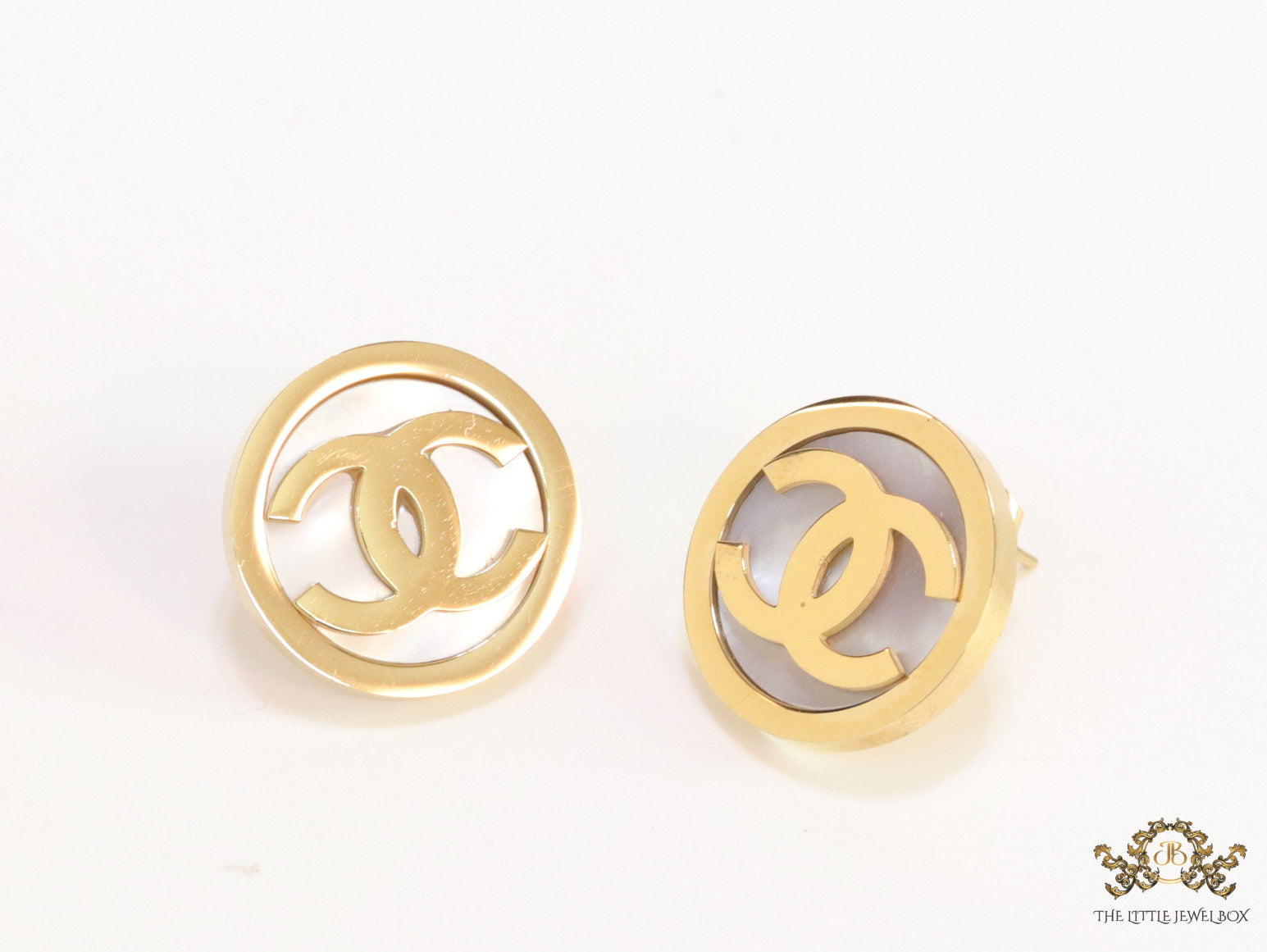 Golden stud earrings with MOP and twin C motif