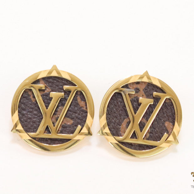 Alphabet motif golden stud earrings with leather finish