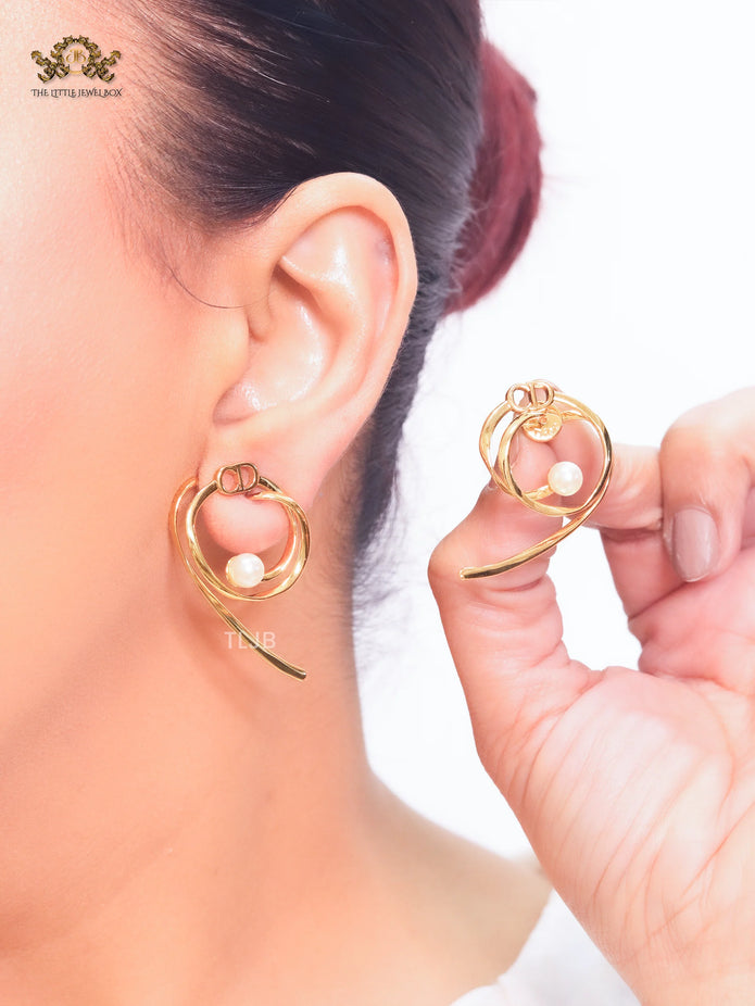 Alphabet CD twisted pearl studs
