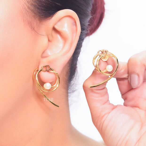 Alphabet CD twisted pearl studs