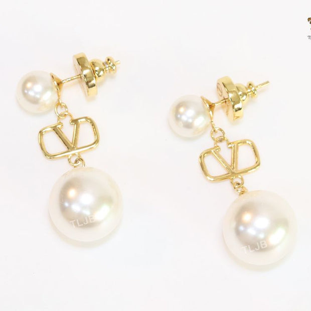 Double pearl and alphabet V dangles