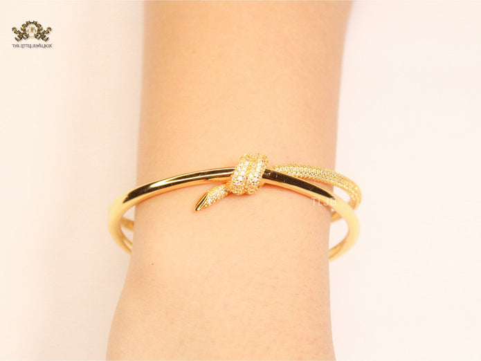 Alphabet T& Co knot bracelet in gold