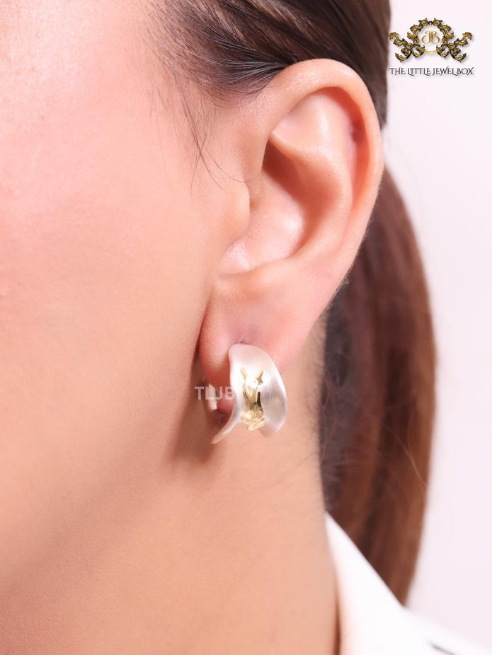 Alphabet Y hammered platinum small hoops
