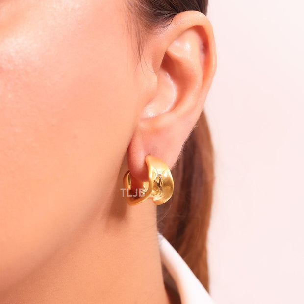 Alphabet Y hammered gold small hoops