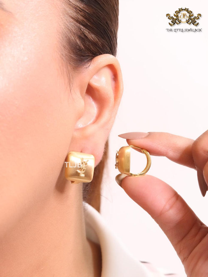 Alphabet Y matt gold studs