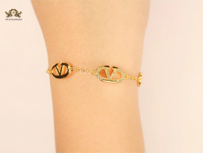 Alphabet V Gold bracelet with CZ