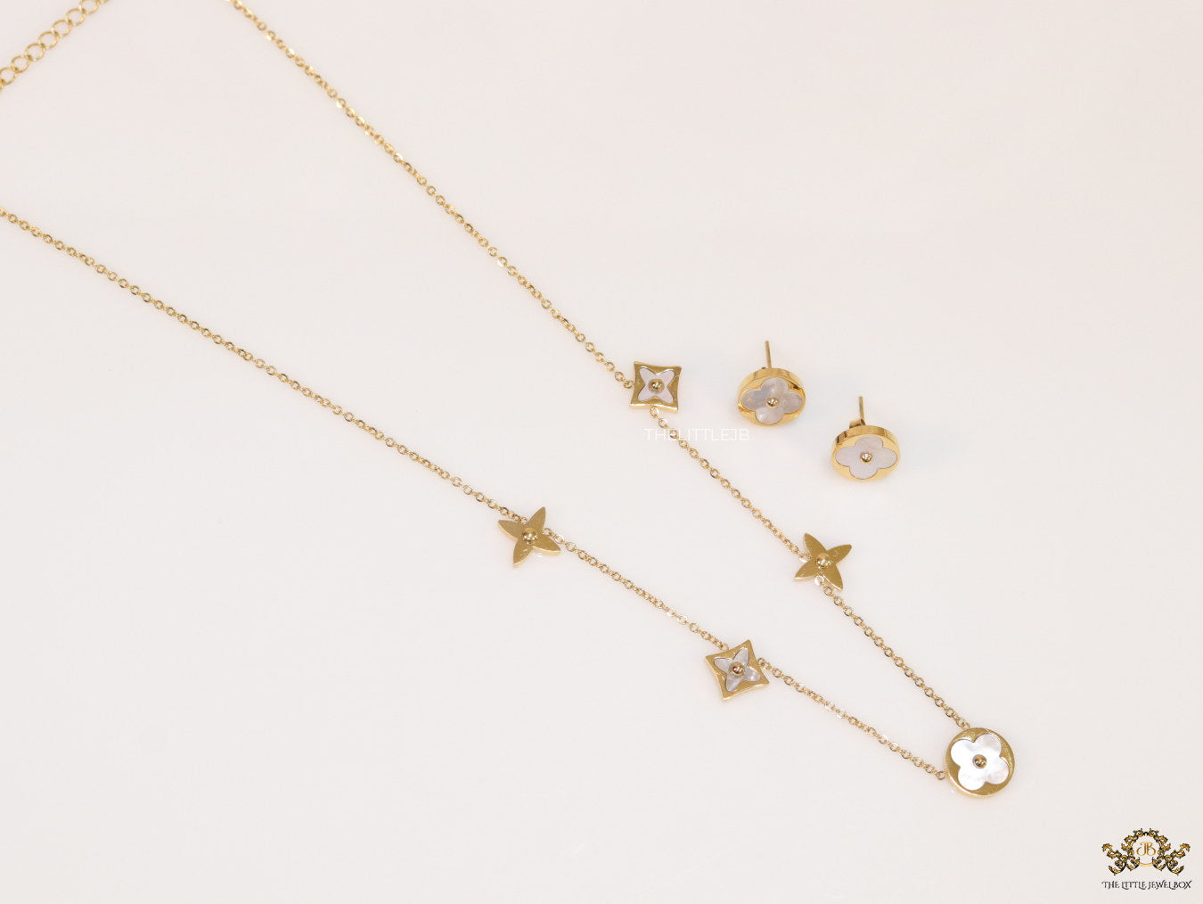 Clover necklace set in mother of pearl and gold plating