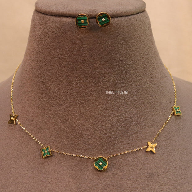 Clover necklace set in green malachite and gold plating