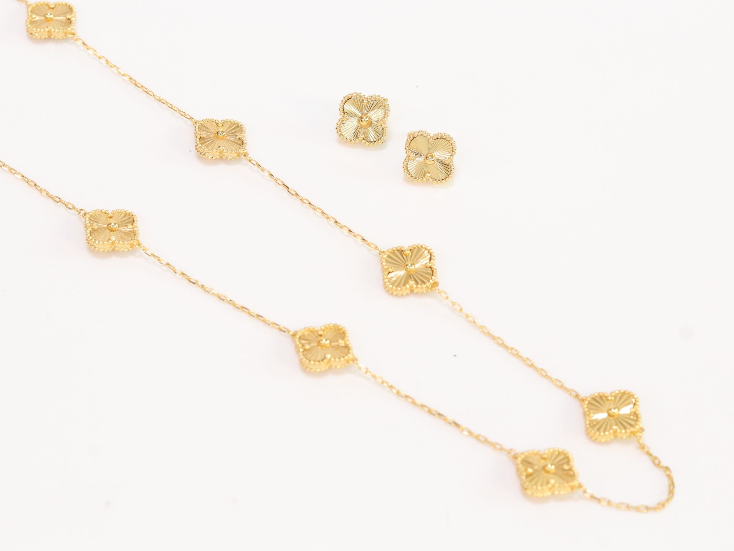 Gold clover necklace set