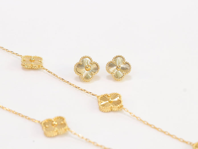 Gold clover necklace set
