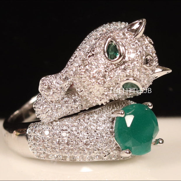 Sparkling panther ring with green emerald stone