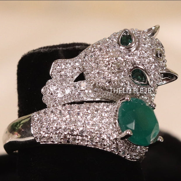 Sparkling panther ring with green emerald stone