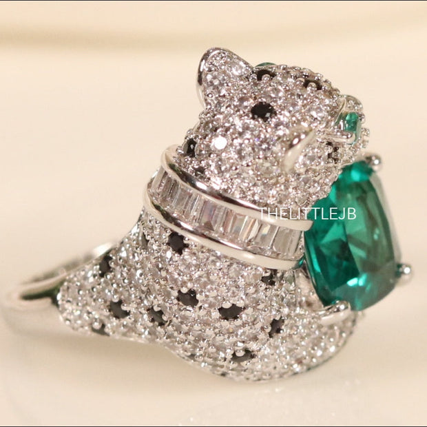 Panther ring with round emerald stone