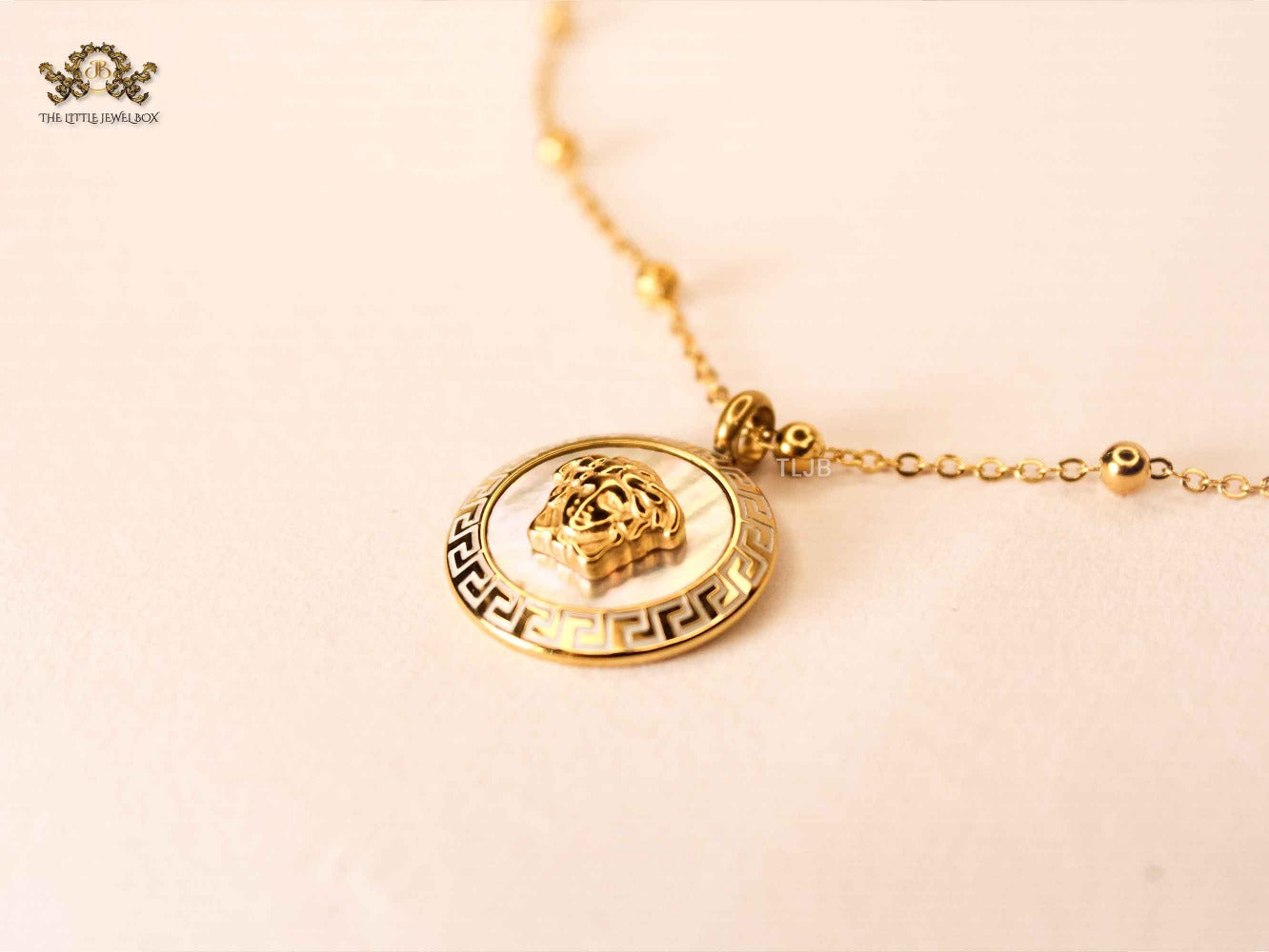 Medusa necklace MOP