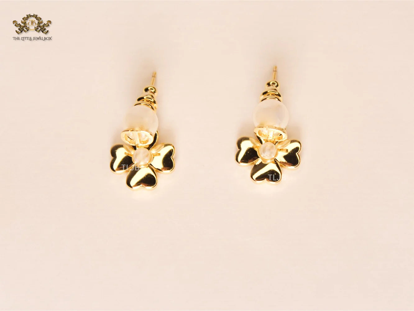 Alphabet CD clover charm gold earrings with pearl