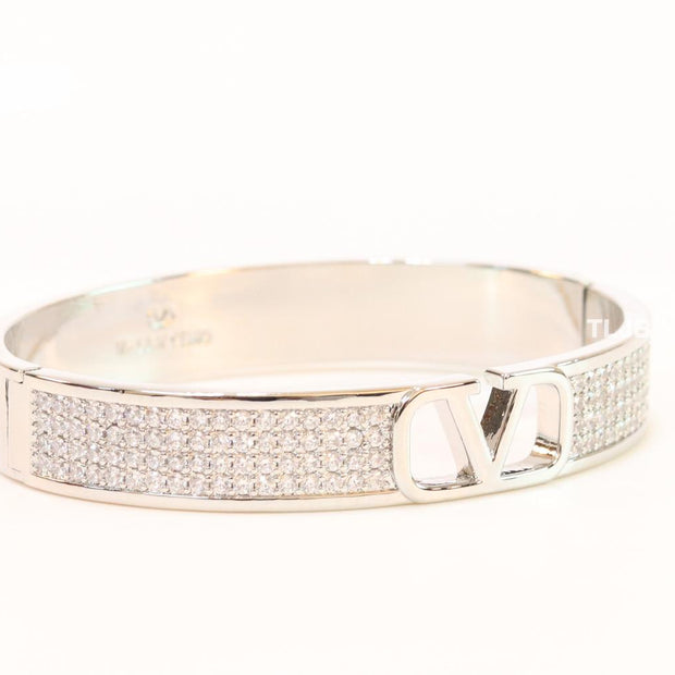 Alphabet V cz and platinum bracelet