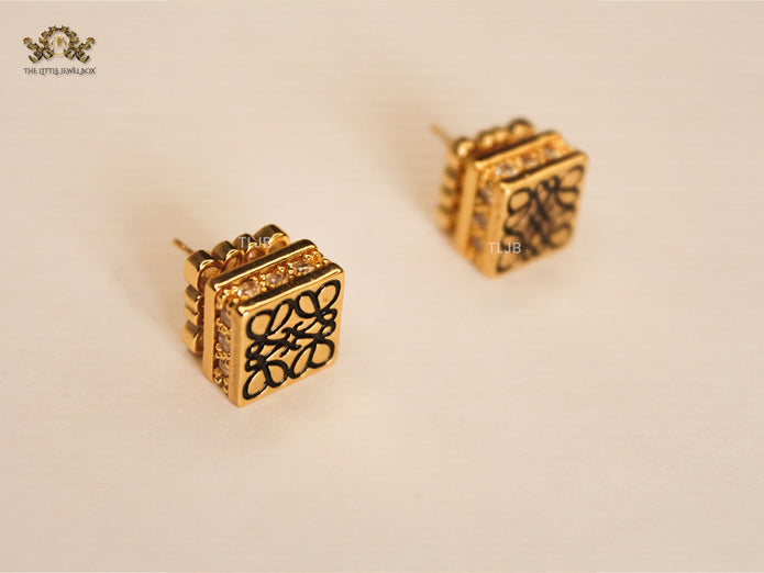 Alphabet L black emboss Stud with cz border
