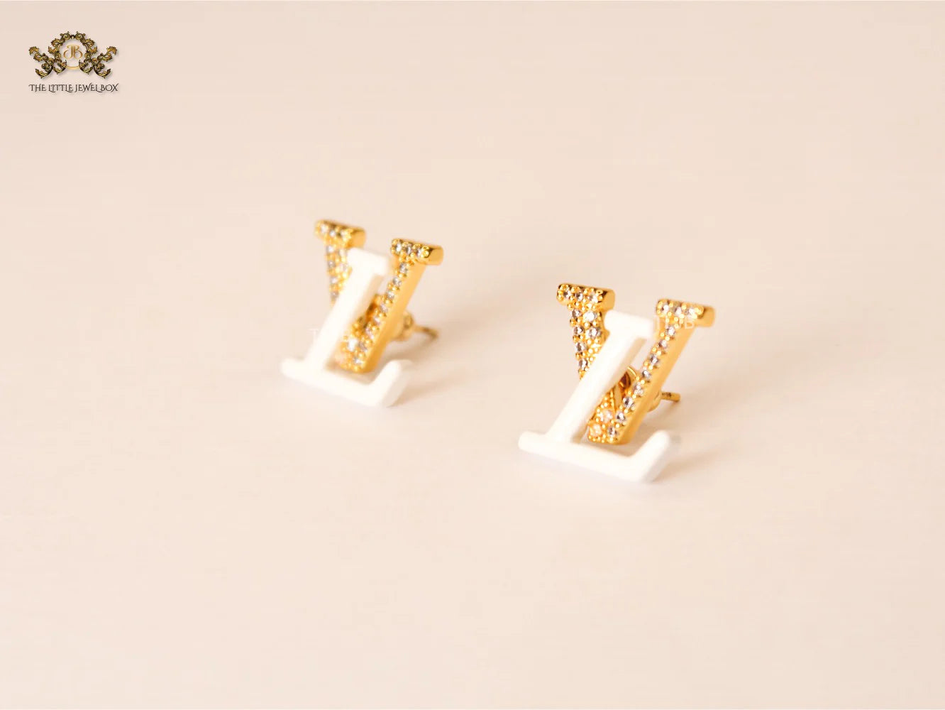 alphabet LV white Spark earring