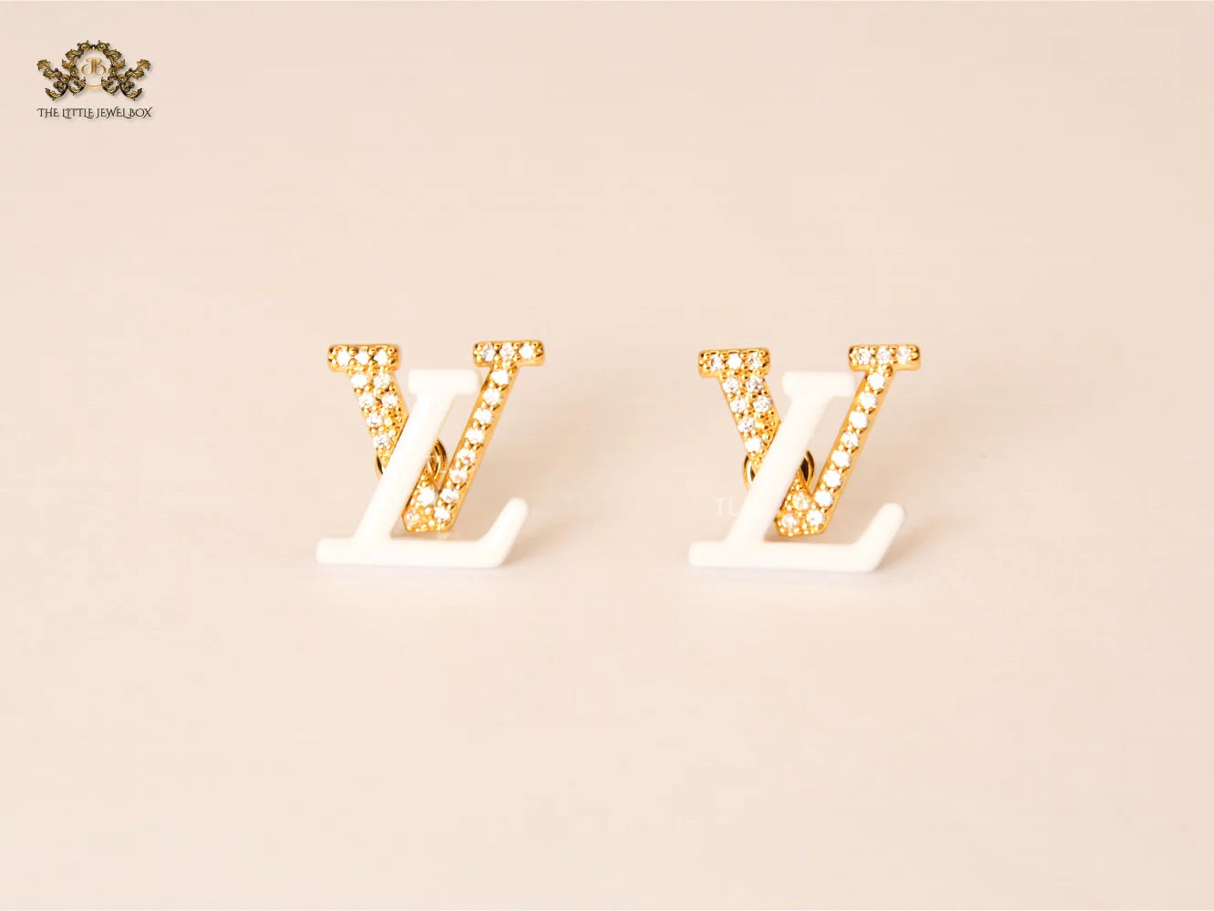 alphabet LV white Spark earring