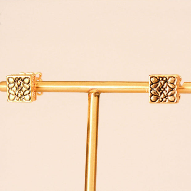 Alphabet L black emboss Stud with cz border